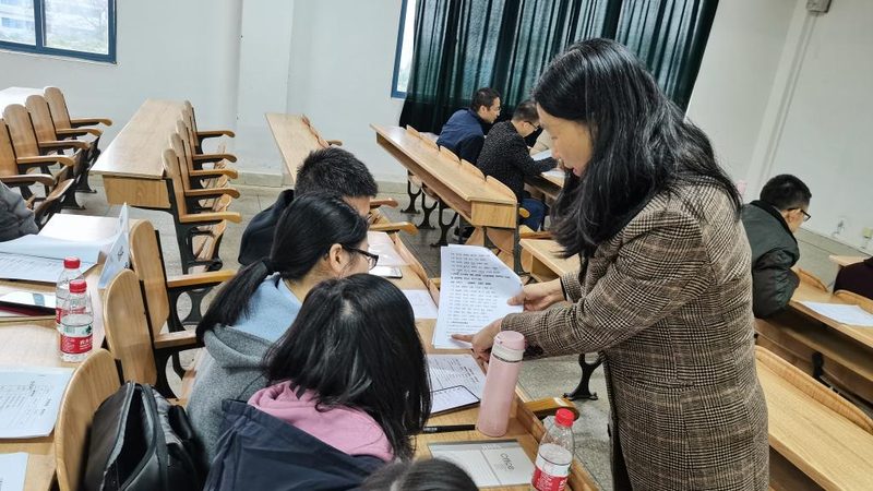成人技能培训的收费标准通常由以下几个部分构成：